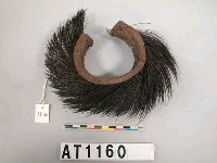 藏品(男子山豬鬃踝飾)的圖片